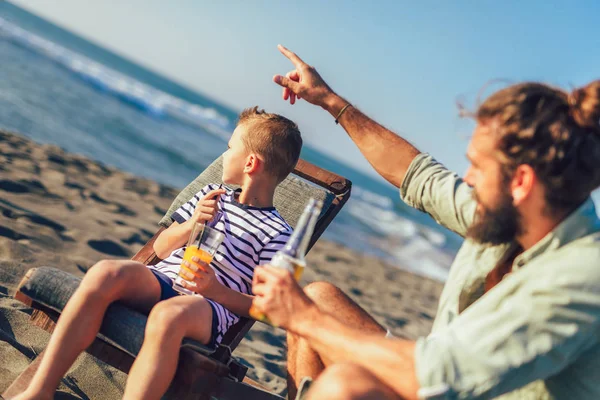 父子在沙滩上玩得开心肖像快乐的生活方式 — 图库照片