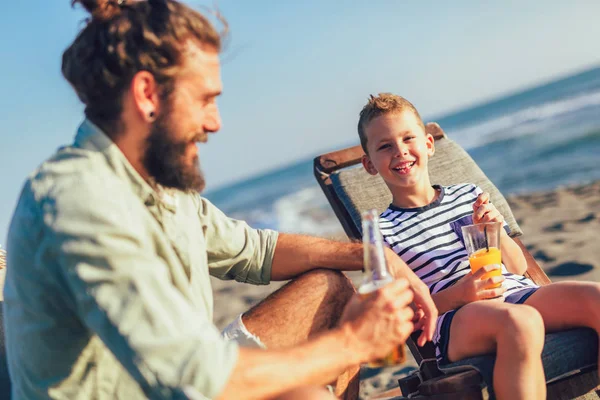 Padre Hijo Divierten Playa Juntos Retrato Divertido Estilo Vida Feliz —  Fotos de Stock