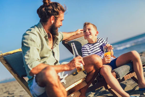 Pai Filho Divertindo Praia Juntos Retrato Divertido Estilo Vida Feliz — Fotografia de Stock