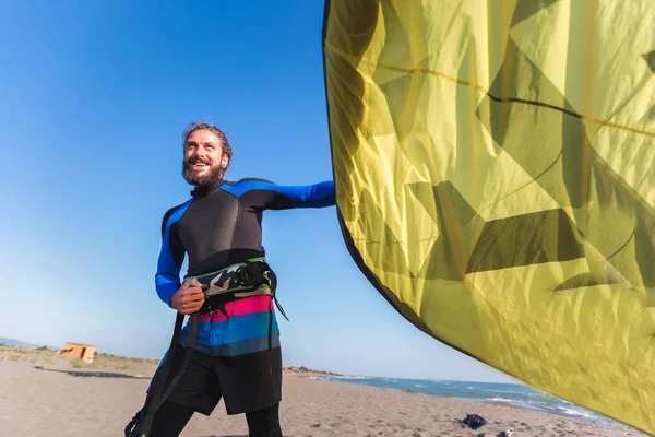 Knappe Blanke Man Professionele Surfer Staande Het Zandstrand Met Zijn — Stockfoto