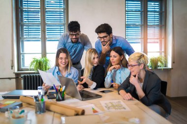  Grup genç iş adamları içinde smart casual giyim birlikte yaratıcı ofisinde çalışan