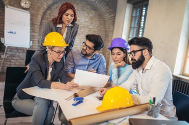 masada bir inşaat proje üzerinde mühendislerden oluşan ekip toplantısı