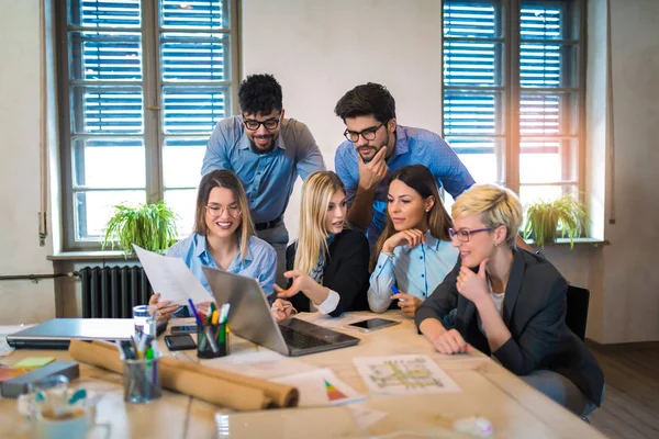 Grupo Jovens Empresários Trajes Casuais Inteligentes Trabalhando Juntos Escritório Criativo — Fotografia de Stock