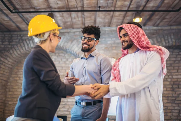 投資について話すアラビア語および西部のビジネス人々 — ストック写真
