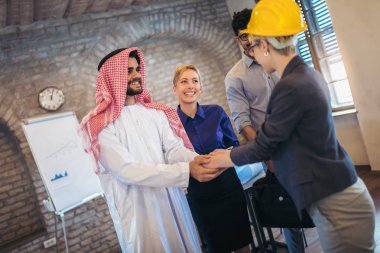 Arap ve Batı iş adamları yatırımlar hakkında konuşma