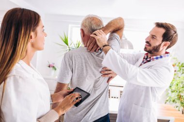 Chiropractic kol ayarlama sahip adam. Fizyoterapi, spor yaralanma rehabilitasyon. Komuta sizde egzersizleri merkezi chiropractic için.