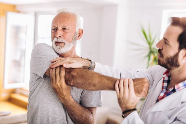 Muž Chiropraktický Paže Fyzioterapie Sportovní Zranění Rehabilitace Starší Muž Cvičení — Stock fotografie