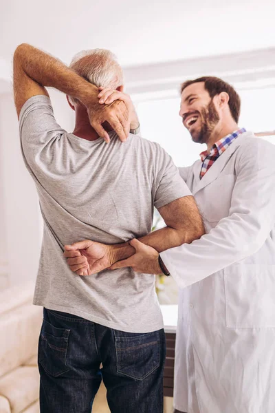 Man Met Chiropractie Arm Aanpassing Fysiotherapie Sport Letsel Rehabilitatie Senior — Stockfoto