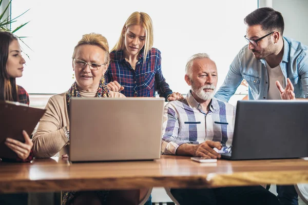 Junge Freiwillige Helfen Senioren Computer Jugendliche Führen Senioren Das Internet — Stockfoto