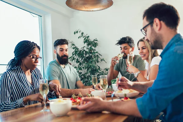 Grupo Jovens Amigos Felizes Jantando Casa Grupo Amigos Multiétnicos Que — Fotografia de Stock