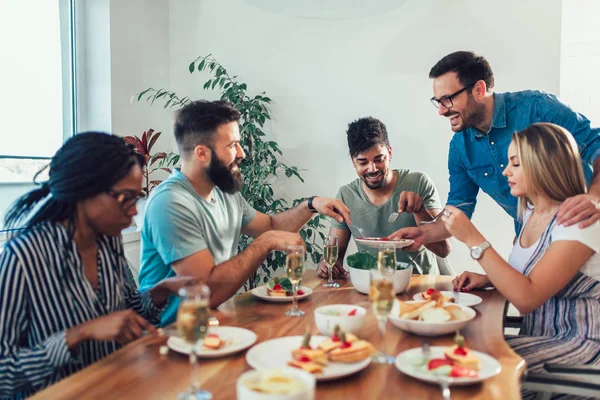 Grupo Jovens Amigos Felizes Jantando Casa Grupo Amigos Multiétnicos Que — Fotografia de Stock