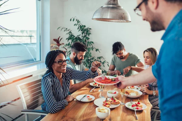 Grupo Jóvenes Amigos Felices Disfrutando Cena Casa Grupo Amigos Multiétnicos — Foto de Stock