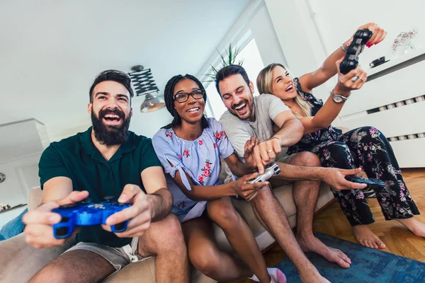 Grupo Amigos Jogar Jogos Vídeo Juntos — Fotografia de Stock