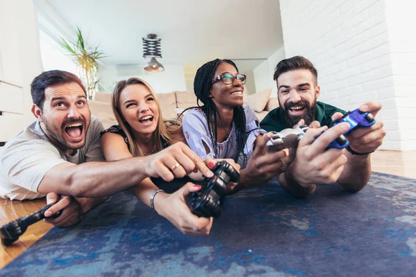 Grupp Vänner Spela Videospel Tillsammans — Stockfoto