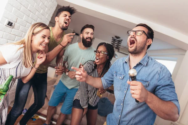 Grupo Amigos Jogando Karaoke Casa Conceito Sobre Amizade Entretenimento Doméstico — Fotografia de Stock