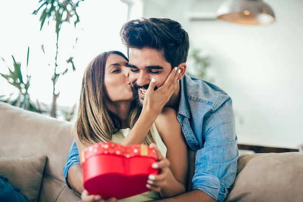 Man Giving Surprise Gift Woman Home — Stock Photo, Image