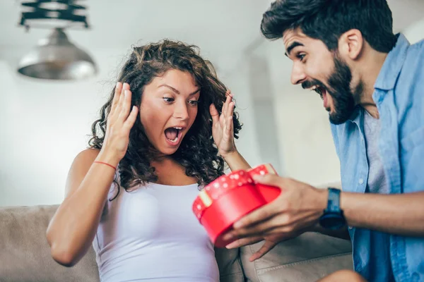 Homem Dando Presente Surpresa Para Mulher Casa — Fotografia de Stock