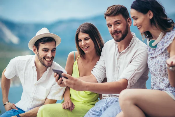 Grupo Jovens Amigos Turísticos Com Tablet Digital Divertindo — Fotografia de Stock