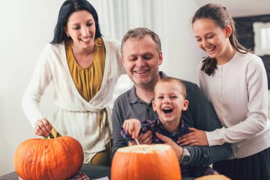 Aile büyük turuncu Halloween için kabak oyma ve having fun