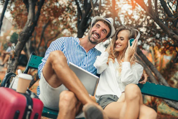 Couple Listening Music Tablet Sitting Bench Urban Park — Stock Photo, Image