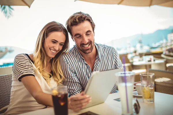 Glückliches Paar Checkt Menü Tablet — Stockfoto