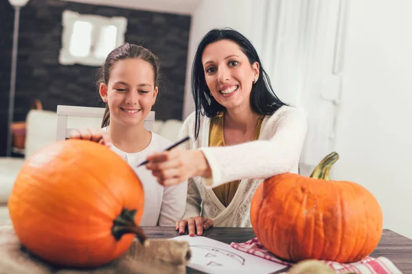 Matka Dcerou Vytvoření Velké Oranžové Dýně Halloween Baví — Stock fotografie