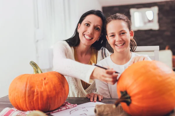 Matka Dcerou Vytvoření Velké Oranžové Dýně Halloween Baví — Stock fotografie