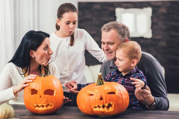 Rodinný Řezbářských Velká Oranžová Dýně Halloween Baví — Stock fotografie