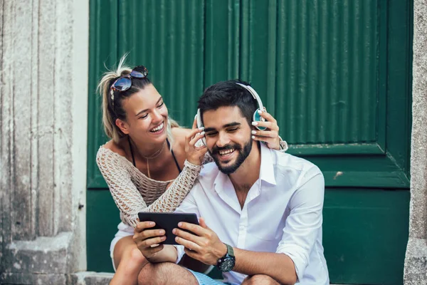 Retrato Una Hermosa Joven Pareja Turistas Sonrientes Sentados Las Escaleras — Foto de Stock