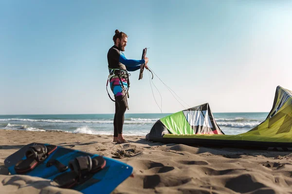 Man Sufrers Wetsuits Met Kite Apparatuur Voor Surfen — Stockfoto