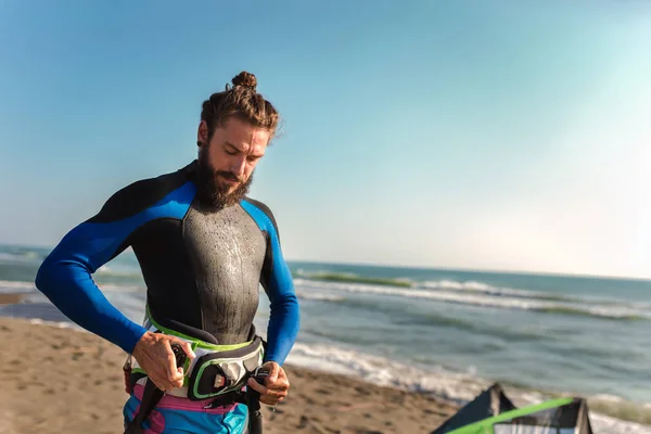 Man Sufrers Wetsuits Met Kite Apparatuur Voor Surfen — Stockfoto