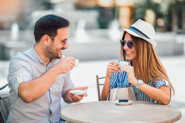 Schönes Liebespaar Sitzt Einem Café Und Genießt Kaffee Und Gespräch — Stockfoto