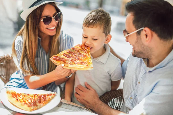 Портрет Счастливой Семьи Проводящей Время Пиццерии — стоковое фото