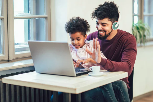 Joven Afroamericano Padre Sentado Junto Con Hija Que Están Utilizando — Foto de Stock