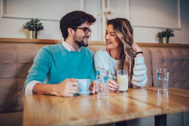  Güzel sevgi dolu çift içme kahve ve karakolda bir kafede oturuyor. Aşk ve romantizm kavramı.