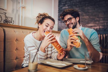 Birlikte iyi vakit geçiriyor ve bir kafede yemek tatlı genç çift