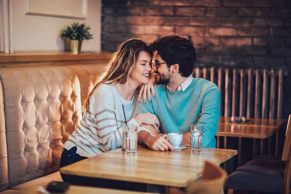 可爱的情侣坐在咖啡馆里喝咖啡和 Conversating 爱和浪漫概念 — 图库照片