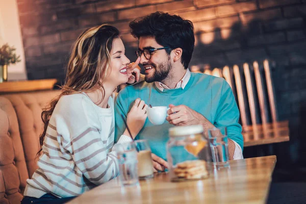 可爱的情侣坐在咖啡馆里喝咖啡和 Conversating 爱和浪漫概念 — 图库照片