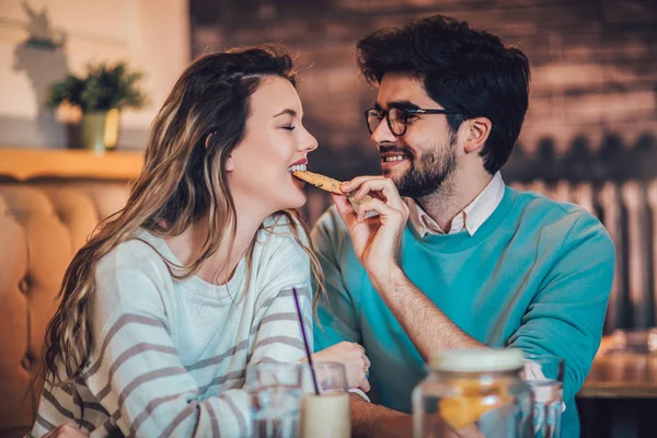 Schönes Liebespaar Das Einem Café Sitzt Und Sich Kekse Teilt — Stockfoto