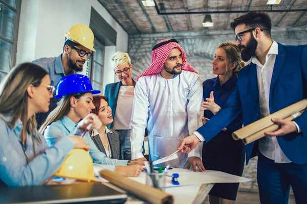 Empresarios Árabes Occidentales Hablando Inversiones —  Fotos de Stock