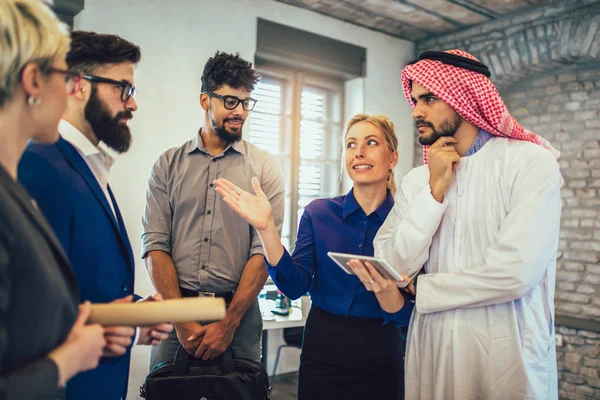 Empresarios Árabes Occidentales Hablando Inversiones —  Fotos de Stock