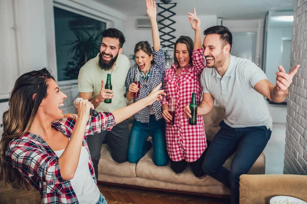 Skupina Přátel Hraje Doma Karaoke Koncept Přátelství Domácí Zábavě Lidech — Stock fotografie