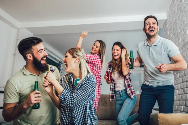 Grupo Amigos Jogando Karaoke Casa Conceito Sobre Amizade Entretenimento Doméstico — Fotografia de Stock