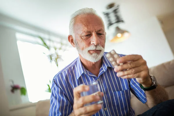 Homem Sênior Tomando Comprimidos Casa — Fotografia de Stock