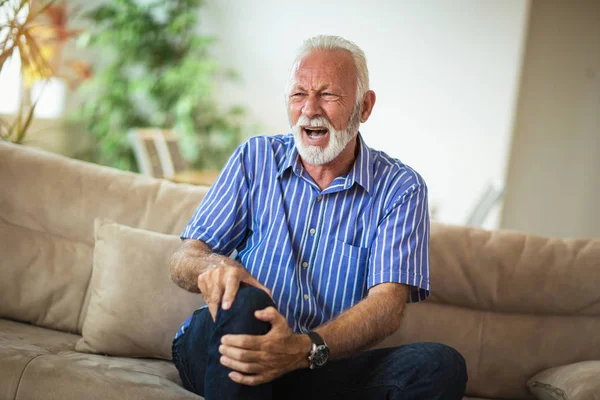 Starší Muž Knee Chronické Problémy Bolesti — Stock fotografie
