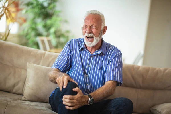 Homme Âgé Souffrant Problèmes Chroniques Genou Douleur — Photo