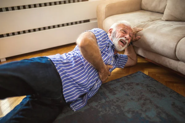 Старший Мужчина Страдает Сердечного Приступа Дома — стоковое фото