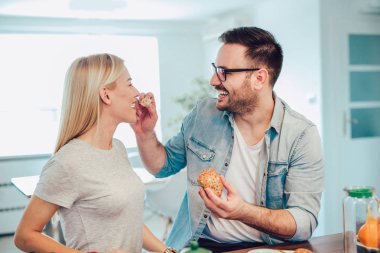 Mutfakta kahvaltı ve iyi vakit geçiriyorlardı şirin çift.