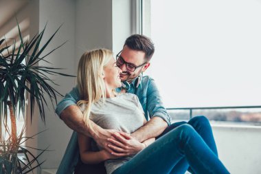 kız arkadaşı ve her iki pencereden bakarak kucaklayan genç bir adam görüntüsü