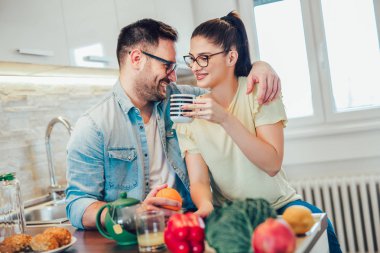 Mutfakta kahvaltı ve iyi vakit geçiriyorlardı şirin çift.